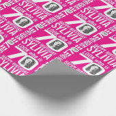 70歳の誕生日ピンクのルックス70歳の写真カスタムである ラッピングペーパー (角)