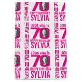 70歳の誕生日ピンクのルック70カスタムの写真の名前 ミディアムペーパーバッグ (正面)