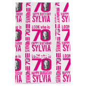 70歳の誕生日ピンクのルック70カスタムの写真の名前 ミディアムペーパーバッグ (裏面)