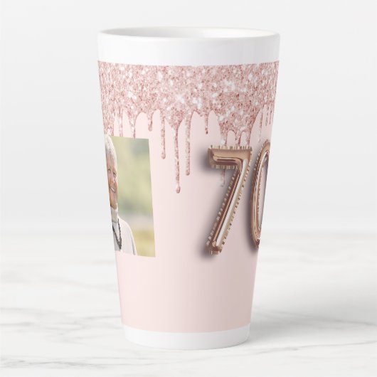 70歳の誕生日フォトバラ金ゴールドピンクの滴 カフェラテマグ (正面)