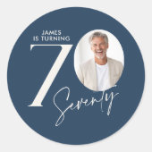 70歳の誕生日フォト ミニマルマイルストーン ラウンドシール (正面)