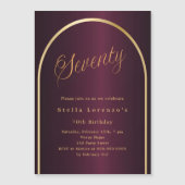 70歳の誕生日ブルゴーニュ金ゴールドアーチスクリプトラグジュアリー マグネット招待状 (正面)