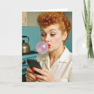 70歳の誕生日 レトロ 赤毛の女性がテキストメッセージを送信中 カード