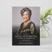 70歳の誕生日 現代のブラックゴールド ミニマル フォト 招待状 (スタンド正面)