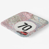 70歳の誕生日 赤いレトロトラックのロードマップ ペーパープレート (傾斜あり)