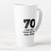 70歳カッコいいの若い引用文ことわざ カフェラテマグ (右アングル)