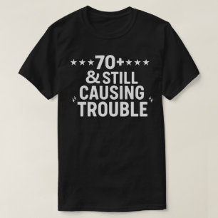 70歳以上でもまだまだトラブルメーカー - おもしろおじいちゃん Tシャツ