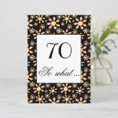 70歳、それで?ユーモア溢れる花柄の70歳誕生日招待状 招待状 (スタンド正面)