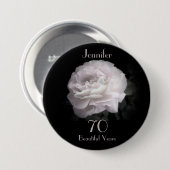70歳、ピンク淡い色ののローズボタンピン 缶バッジ (正面&裏面)