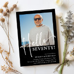 70歳！ミニマル第70回誕生日パーティー 招待状<br><div class="desc">愛する人の70歳の誕生日を忘れられないお祝いにする私たちのハローセブンのミニマルデザインパーティの招待状。ほんの数クリック点では、写真を追加しカスタマイズて、イベントの詳細にテンプレートを追加し、印象を与えられることが保証された種類の一つのパーティー招待状を作成することができる</div>
