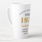70番目の誕生日生まれタイポグラフィ1950名前の追加 カフェラテマグ (左アングル)
