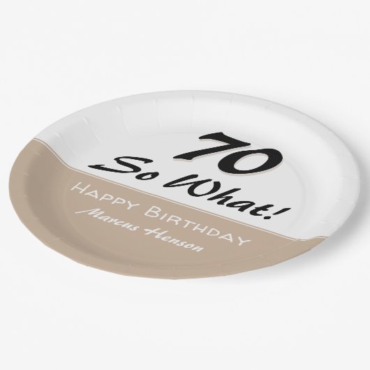 70誕生日おもしろいことわざベージュモダン ペーパープレート (アングル)