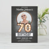 70誕生日おもしろいヴィンテージマーキーの劇的な写真 招待状 (スタンド正面)