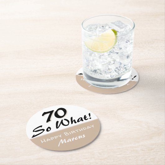 70誕生日おもしろい引用文ベージュ ラウンドペーパーコースター (インサイチュ)