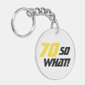 70誕生日やる気を起こさせる黄前向き黒 キーホルダー (正面左)
