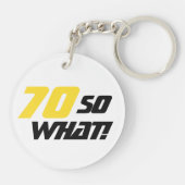 70誕生日やる気を起こさせる黄前向き黒 キーホルダー (裏面)