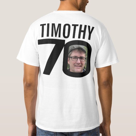 70誕生日セブンoh名前をカスタムする写真モノ tシャツ (裏面)