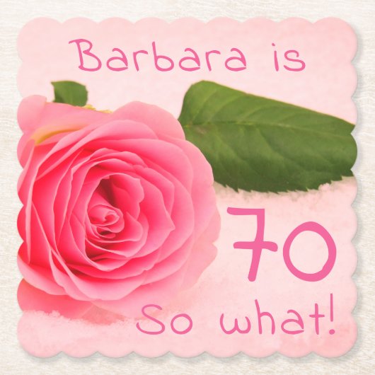 70誕生日ピンクローズ名前をカスタムする やる気を起こさせる ペーパーコースター (正面)