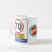70誕生日70年危機の道路おもしろい標識 コーヒーマグカップ (正面左)