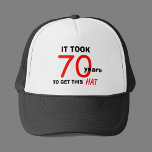 70誕生日Gagギフトハット男性へ キャップ<br><div class="desc">この素晴らし70歳の誕生日のギャグの贈り物男性へは、彼がプライドと衣服するための帽子である。帽子には「この帽子を手に入れるまでに70年かかった」と書かれている。ユーモアおもしろいのセンスの良い男の帽子だ。70日の誕生日プレゼントアイディアも必要な人に最適。著作権Kathy Henis</div>