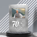 70 おもしろいso What Gray Metal 70th誕生日写真 カード<br><div class="desc">70おもしろいだから何Script Gray Metal 70th誕生日フォトカード。そしておもしろいことわざ70感動的は、メタリックな灰色の背景の白いスクリプトに何が含まれている。ユーモアのセンスのある人に最適。年齢番号や写真を変更したり、メッセージを内部に追加したり消去したりできます。</div>