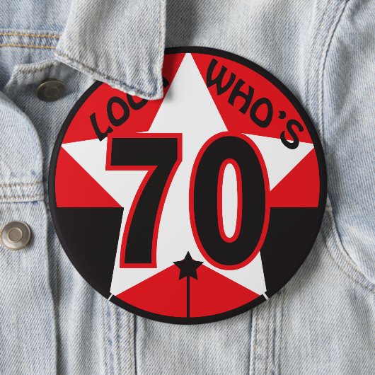 70% pipe%の第70誕生日はだれであるか見て下さい 缶バッジ (インサイチュ)