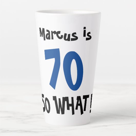 70 So what 面白い ポジティブなタイポグラフィ 70歳の誕生日 カフェラテマグ (正面)