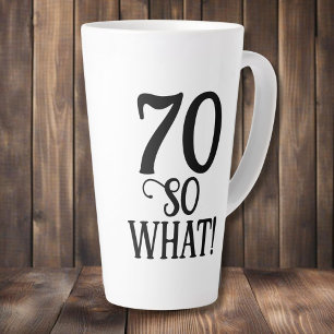 70 So what 面白い 引用 タイポグラフィー 70歳の誕生日 カフェラテマグ