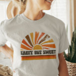 70sインパイレッドレトロサマーサンセットサンライズサンレイズ tシャツ<br><div class="desc">70年代のレトロな雰囲気をヴィンテージインスパイアの「塩辛が甘い」サンセットTシャツで包み込む。甘みを感じながら、ゆったりとした姿勢を醸し出す人のために作られたこのティーは、沿岸の涼しさの本質を捉えている。あなたはビーチに沿って散歩するか、星の下の踊りに沿って散歩するかにかかわらず、このTシャツはあらゆる服装に郷愁のtouchを加える。</div>