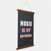 70s Groovyタイポグラフィ – 音楽は私のボーイフレンド 吊り下げ型タペストリー (傾斜あり)