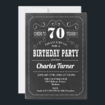 70thバースデーパーティー – カルボード白黒 招待状<br><div class="desc">70歳の誕生日パーティーの招男性へ待または女性。黒エレガントと白の招待状カードchalkboardパターンとレトロなタイポグラフィスクリプトフォント。応援70年！任意のカスタマイズ年齢にすることができる。マイルストーンの大人の毎日お祝いに最適。</div>
