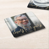 70th誕生日パーティフォト応援金ゴールドスクリプト スクエアペーパーコースター (アングル)