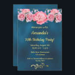 70th誕生日パーティーブルーとピンクの花 招待状<br><div class="desc">トレンディーモダン誕生日パーティー招待状。濃い青の背景、金ゴールドフェイク色の文字。テンプレートフレスコライムの壁のような不均一な青絵を描色。牡丹やバラ、ブルーベルのようなピンクの花。金ゴールドフェイクのフローラ渦巻き旋回を伴うデコール背面：ダークブルーの色とフローラ渦巻き</div>