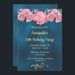70th誕生日パーティーブルーとピンクの花 招待状<br><div class="desc">トレンディーモダン誕生日パーティー招待状。濃い青の背景、金ゴールドフェイク色の文字。テンプレートフレスコライムの壁のような不均一な青絵を描色。牡丹やバラ、ブルーベルのようなピンクの花。金ゴールドフェイクのフローラ渦巻き旋回を伴うデコール背面：ダークブルーの色とフローラ渦巻き</div>