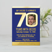 70th誕生日パーティーブルー金ゴールドフォイルフォトビール 箔招待状 (立ち正面)