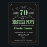 70th誕生日パーティー – ブラックグリーン 招待状<br><div class="desc">第70回バースデーパーティーへの招待。黒エレガント、緑、白のレトロデザインと黒板パターンとスクリプトフォント。応援70年！メッセージもしの詳細なカスタマイズが必要。</div>
