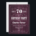 70th誕生日パーティー – Burgundy Wood Pattern 招待状<br><div class="desc">70歳の誕生日パーティーの招男性へ待または女性。ウッドパタエレガントーンとレトロなタイポグラフィスクリプトフォントとブルゴーニュのマルーンの招待状カード。応援70年！任意のカスタマイズ年齢にすることができる。マイルストーンの大人の毎日お祝いに最適。</div>