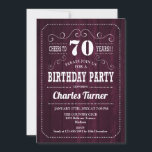 70th誕生日パーティー – Burgundy Wood Pattern 招待状<br><div class="desc">70歳の誕生日パーティーの招男性へ待または女性。ウッドパタエレガントーンとレトロなタイポグラフィスクリプトフォントとブルゴーニュのマルーンの招待状カード。応援70年！任意のカスタマイズ年齢にすることができる。マイルストーンの大人の毎日お祝いに最適。</div>