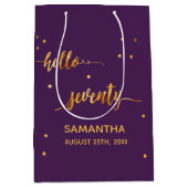 70th誕生日パープル金ゴールドhello 70ネームスクリプト ミディアムペーパーバッグ (正面)