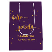 70th誕生日パープル金ゴールドhello 70ネームスクリプト ミディアムペーパーバッグ (裏面)