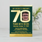 70th Birthdayパーティーゴルフビール緑の金ゴールド写真 箔招待状 (立ち正面)