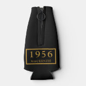 70th Birthday 1956 Name Elegant Chic Black Gold ボトルクーラー (裏面)
