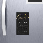 70th birthday black金ゴールドSave the Date magnet<br><div class="desc">磁気第70回の誕生日パーティーのための日付カードを保存する。黒い背景、飾金ゴールドフェイクアーチ。日付と名前をカスタマイズして追加する。文字:70と日付の保存は大きな書トレンディーの手入力されたスタイルスクリプトを含む。</div>