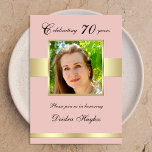 70th Birthday Partyバラ金ゴールド写真招待状 招待状<br><div class="desc">この70歳の誕生日パーティーの招待は非常にエレガントであり、金ゴールドアクセントと主な色としてバラ金ゴールドを特徴とする。「70年祝」という言葉が台本に表エレガント現される。下の写真は、金色の枠の中にある誕生日のお祝い人の写真で縁どす。右に「私たちに敬意を表して加えて（名前）」という言葉がある。下部に沿って、もう一つの黄金のバンドは、両側に伸びる。反対側では、美しい黄金の背景にすべての招待詳細を行うことができる。Copyright henishouseofpaper</div>