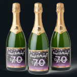 70th birthday partyパープルブラックグリッターダイヤモンド スパークリングワインラベル<br><div class="desc">華エレガントやかな70歳ガーリーの誕生日ワインまたはワきらめくインボトルラベル。紫と黒の色のフェイクグリッターとフェイクダイヤモンドの振りかけと黄金のフレーム。名前、年齢70と日付のテンプレート。誕生の日又はパーティー/記念日の日文字で：ハッピーバースデー!白とピンク色の文字。名前は手書入力されたスタイルスクリプトで表す。</div>