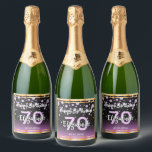 70th birthday partyパープルブラックグリッターダイヤモンド スパークリングワインラベル<br><div class="desc">華エレガントやかな70歳ガーリーの誕生日ワインまたはワきらめくインボトルラベル。紫と黒の色のフェイクグリッターとフェイクダイヤモンドの振りかけと黄金のフレーム。名前、年齢70と日付のテンプレート。誕生の日又はパーティー/記念日の日文字で：ハッピーバースデー!白とピンク色の文字。名前は手書入力されたスタイルスクリプトで表す。</div>