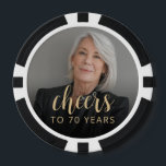 70th Birthday Partyフォト応援 ポーカーチップ<br><div class="desc">このカスタム70歳の誕生日トランプのポーカーチップは、金ゴールド色の書道の台本に「応援」という言葉と共に、名誉の写真のゲストをエレガント特集している。暗い画面が救済文字ポップ・アートのだ。70素晴らし歳祝になるの！</div>