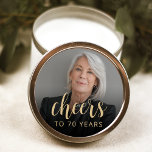 70th Birthday Partyフォト応援 ラウンドシール<br><div class="desc">このカスタム70歳の誕生日ステッカーには、金ゴールド色の書道の台本にパーソナライズされたある「応援」と共に、名誉の写真と誕生日のゲストがエレガント掲載されている。暗い画面が救済文字ポップ・アートのだ。70素晴らし歳祝になるの！</div>