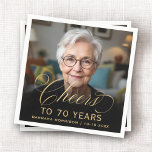 70th Birthday Partyフォト金ゴールドスクリプト応援 スタンダードカクテルナプキン<br><div class="desc">これらの70th誕生日パーティフォト金ゴールドスクリプト応援ナプキンスであなたのお祝いを高める。金ゴールドのスクリプエレガントトと写真を使っパーソナライズされたてデザインされたナプキンは、特別な機会に洗練されたtouchを追加する。70歳のスタイリッシュ誕生日パーティーに最適で、贅沢とフェスティバルでテーブルの設定を補完感じす。</div>