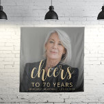 70th Birthday Partyフォト金ゴールドスクリプト応援 タペストリー<br><div class="desc">このカスタム70歳の誕生日のタペストリーは、金ゴールド色の書道の台本の中にパーソナライズされたは「応援」という言葉と共に、名誉の写真、名前、誕生日のゲストを特集エレガントしている。暗い画面が救済文字ポップ・アートのだ。70素晴らし歳祝になるの！</div>